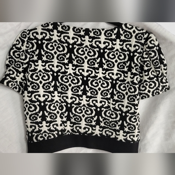 Back and white, caped sleve - Picture 2 of 4